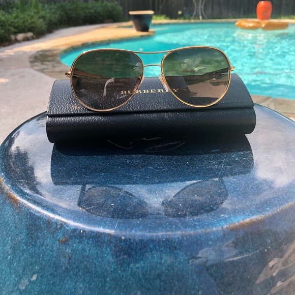 Burberry - Picture 2 of 3